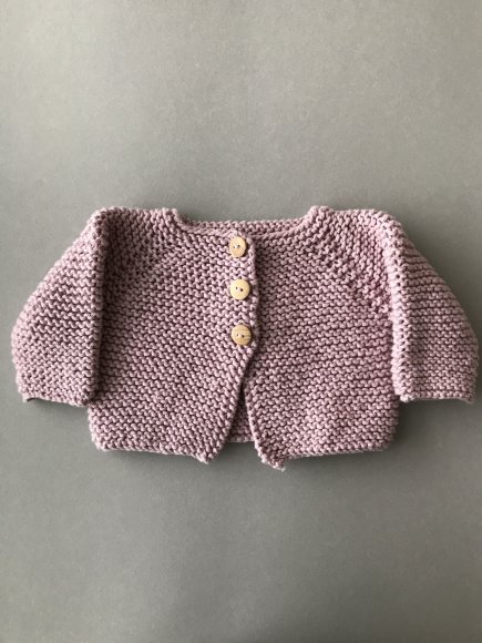 Image Gilet bébé tricoté à la main en coton vieux rose