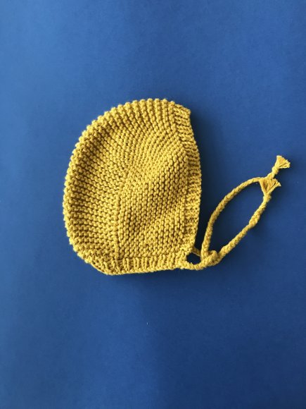 Image Béguin bébé tricoté à la main en coton moutarde