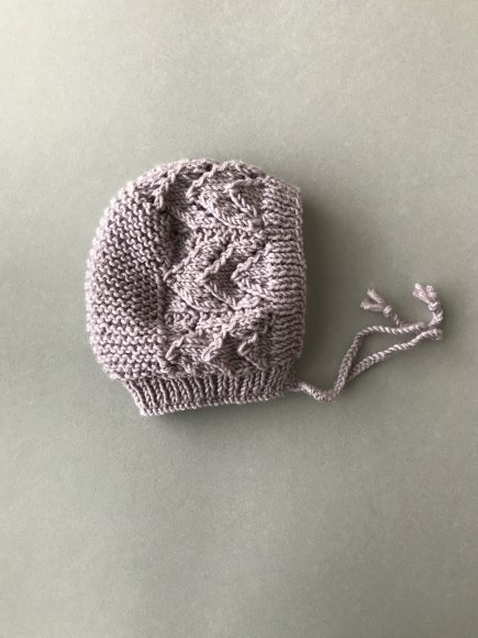 Image Béguin ajouré bébé tricoté à la main en laine Mérinos rose poudrée