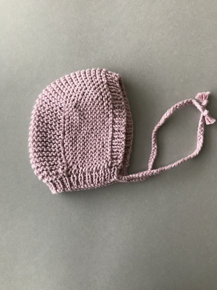 Image Béguin bébé tricoté à la main en coton vieux rose