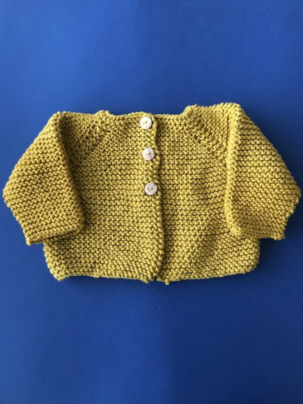 Image Gilet bébé tricoté à la main en coton moutarde